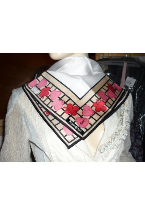 Foulard YSL modèle « coeurs stylisées » - nouveauté 2011