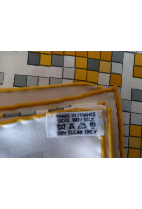 Foulard HERMÈS intitulé « MOSAÏQUE AU 24 » neuf dans sa boîte et sur-boîte cadeau