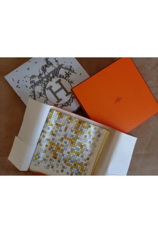 Foulard HERMÈS intitulé « MOSAÏQUE AU 24 » neuf dans sa boîte et sur-boîte cadeau