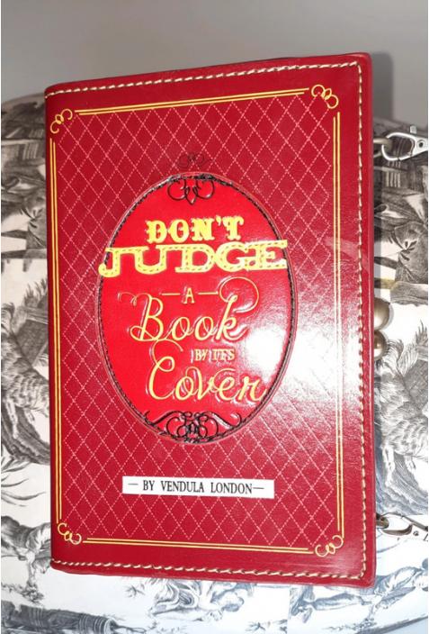 VENDULA LONDON : sac clutch modèle BOOK "don't judge a book by its cover"