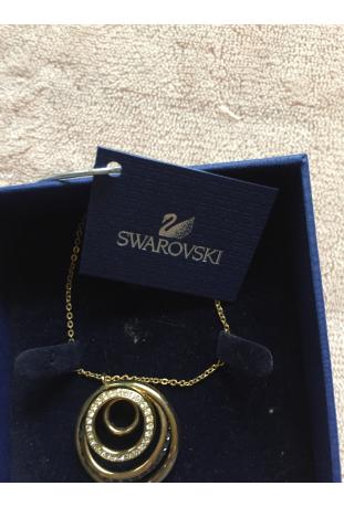 SWAROVSKI : collier pendentif "médaillon" plaqué or, neuf avec références dans sa boîte