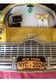 VENDULA LONDON 2025 : sac à main en forme de "taxi new-yorkais " modèle « New York City Cats & Corgis »