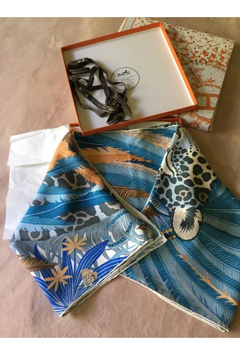 Foulard Hermès intitulé "JAGUAR QUETZAL" dans sa boîte par Alice Shirley - rare !