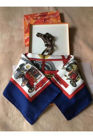 Très rare foulard Hermès intitulé "Teuf-Teuf" édition spéciale pour le musée automobile Schlumpf - édition limitée
